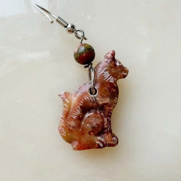 Vintage 90s Marble Stone Carved Cat Dangle Earrings - Picture 5 of 8